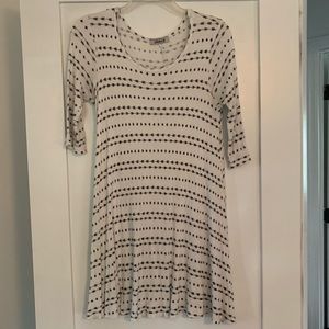 Black and white sleeves dress with arrow pattern